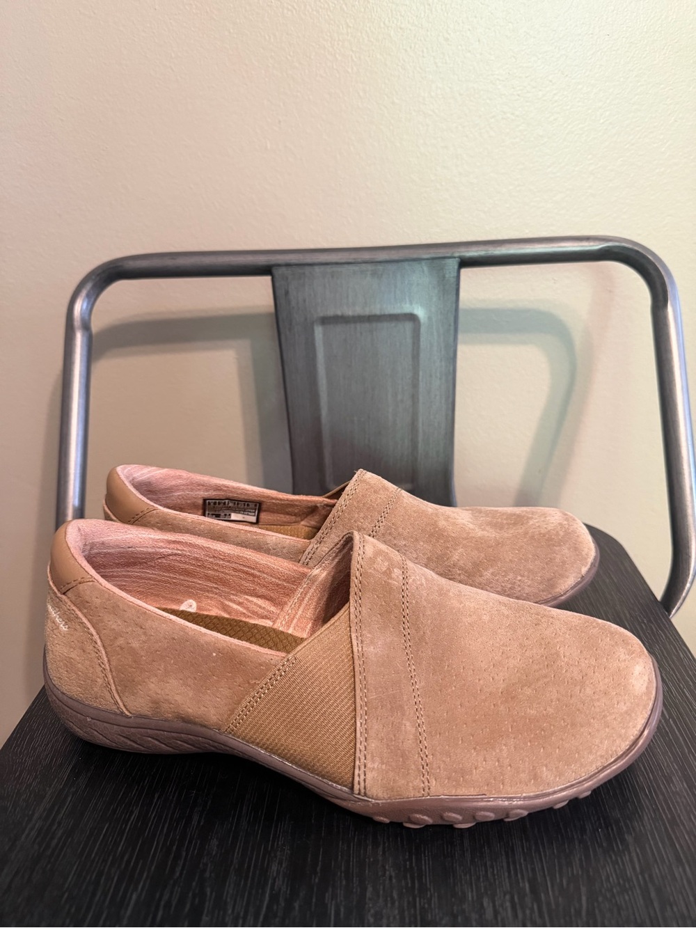 Skechers Breathe Easy Kindred Relaxed Fit Slip On Shoes Size 6 Taupe